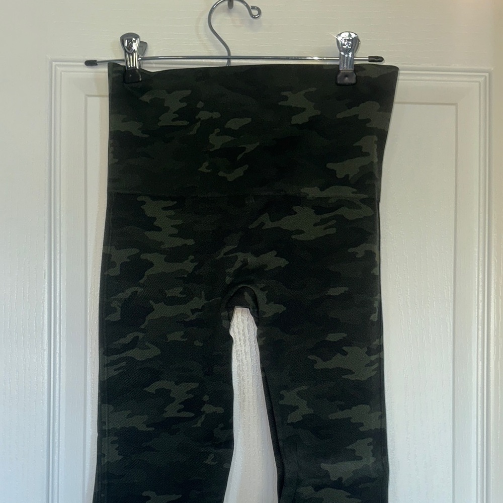 SPANX Camo Leggings - Dark Green and Black